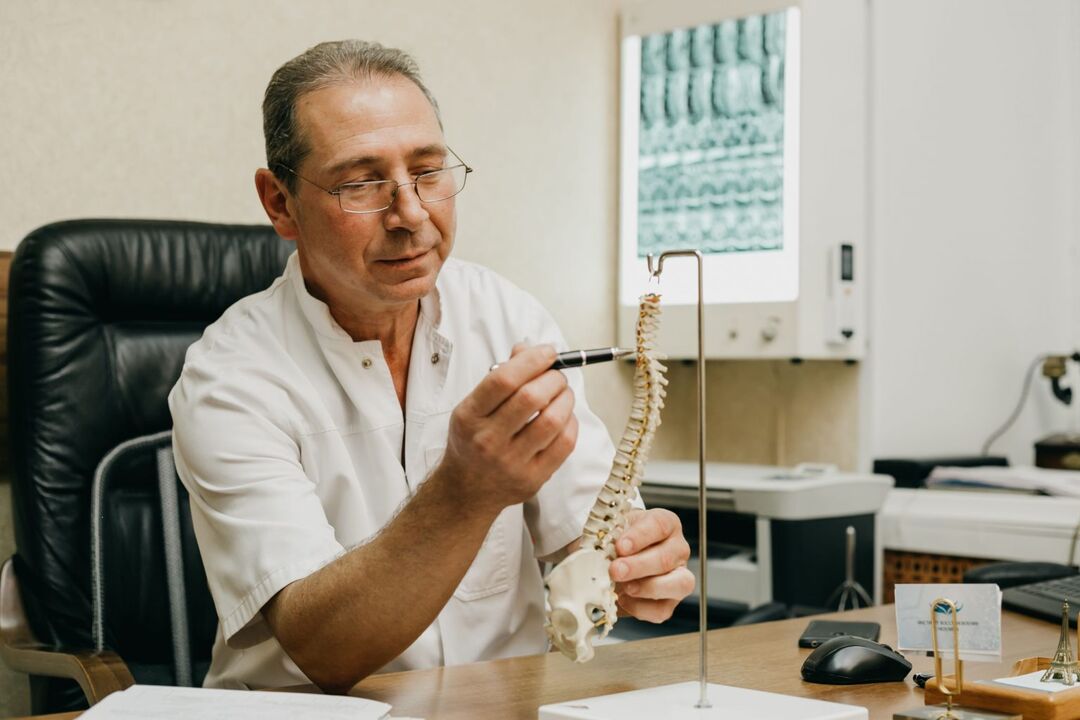 Doktor torasik omurganın osteokondrozu tedavisinin özelliklerini açıklıyor